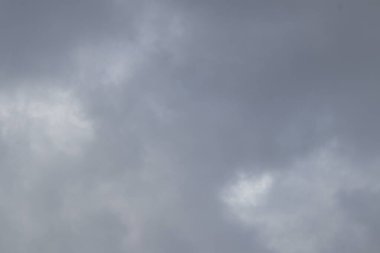 Bulutlu gökyüzü dokusu. Gökyüzü gri bulutlarla kaplı.. 