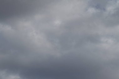 Bulutlu gökyüzü dokusu. Gökyüzü gri bulutlarla kaplı.. 