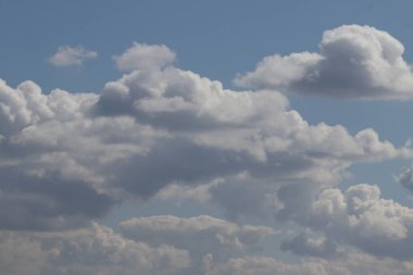 Gökyüzünde bulutlar var. Mavi gökyüzü bulutlarla kaplı. Bulutlu. Gökyüzündeki bulutlar. 