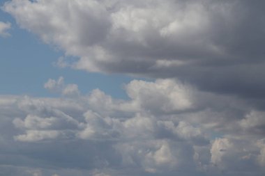 Gökyüzünde bulutlar var. Mavi gökyüzü bulutlarla kaplı. Bulutlu. Gökyüzündeki bulutlar. 