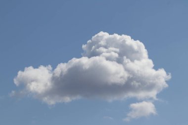 Gökyüzünde bulutlar var. Mavi gökyüzü bulutlarla kaplı. Bulutlu. Gökyüzündeki bulutlar. 