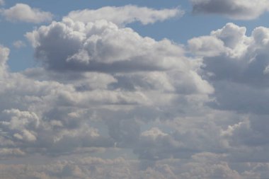 Gökyüzünde bulutlar var. Mavi gökyüzü bulutlarla kaplı. Bulutlu. Gökyüzündeki bulutlar. 