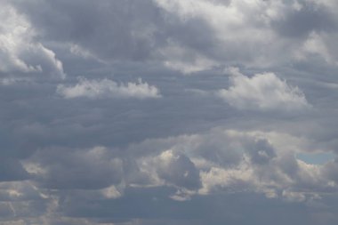 Gökyüzünde bulutlar var. Mavi gökyüzü bulutlarla kaplı. Bulutlu. Gökyüzündeki bulutlar. 