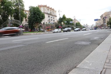 Ukrayna 'nın Kiev şehrindeki Khreshhatyk Caddesi. Arabaların gittiği yol.. 