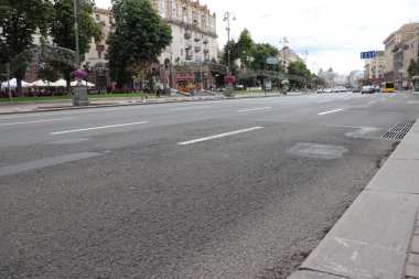 Ukrayna 'nın Kiev şehrindeki Khreshhatyk Caddesi. Arabaların gittiği yol.. 