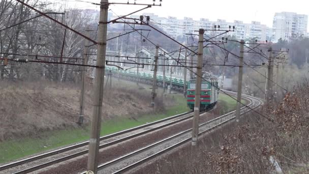 Pociąg Opuszcza Miasto Lasu Koleją Przez Most Kolejowy — Wideo stockowe