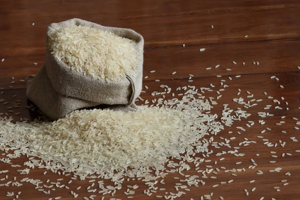 Arroz Oblongo Pulido Primer Grado Una Bolsa Lino Arroz Dispersa — Foto de Stock