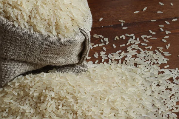 Arroz Oblongo Pulido Primer Grado Una Bolsa Lino Arroz Dispersa — Foto de Stock