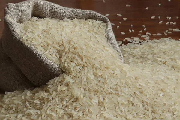 Arroz Oblongo Pulido Primer Grado Una Bolsa Lino Arroz Dispersa — Foto de Stock