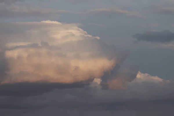Дождь Серые Облака Освещаются Заходящим Солнцем — стоковое фото