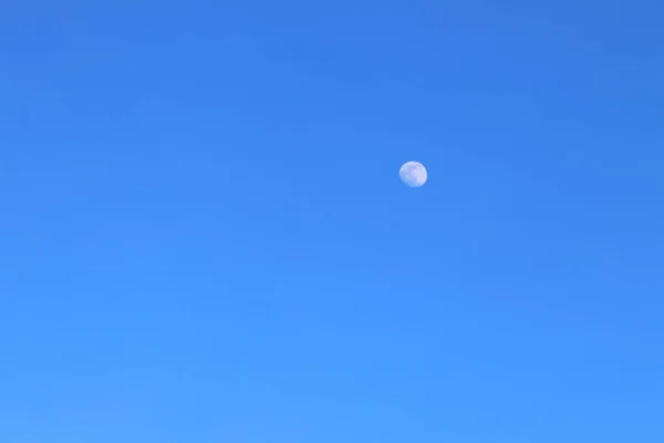 Une Lune Dans Ciel Bleu Clair — Photo