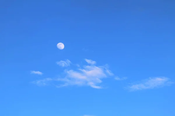Луна Голубом Небе Среди Облаков — стоковое фото