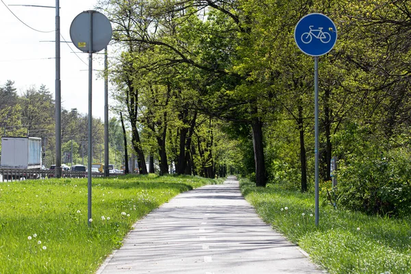İnsanların bisiklet sürdüğü bisiklet yolu. İnsanlar bisiklet yolunda bisiklet sürerler..