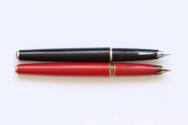 Old Ink Pens Light Background Pens Filled Ink — Stock Photo, Image