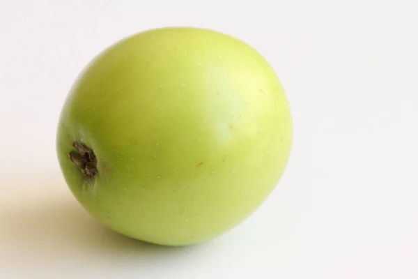 Manzana Verde Silvestre Sobre Fondo Claro Manzana Una Fruta Jugosa —  Fotos de Stock