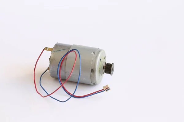 Çeşitli Tekniklerde Mekanizmaları Döndürmek Için Kullanılan Küçük Bir Elektrikli Motor — Stok fotoğraf