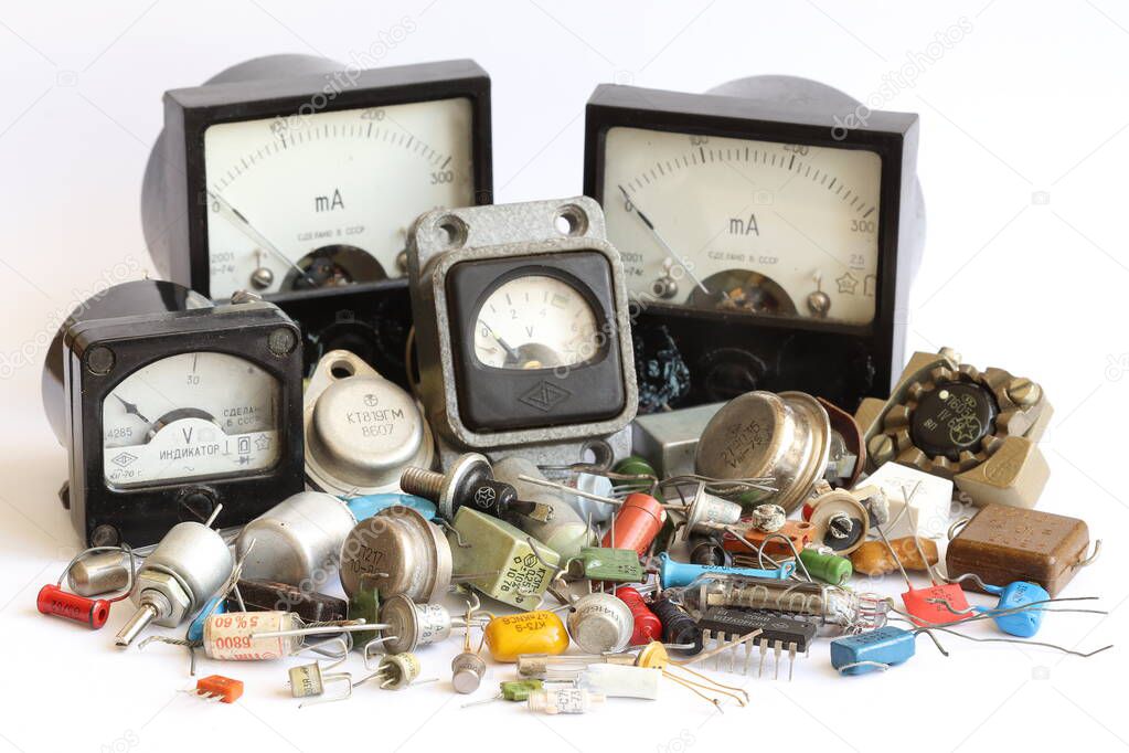 Los componentes antiguos de radio transistores, diodos, resistencias
