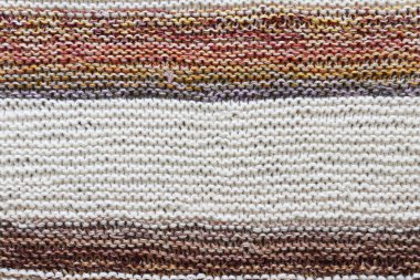 Çok renkli kumaşlı bir arka plan. Örgü süveter dokusu..