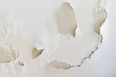 Soyulmuş boyalı ve beyaz alçılı eski duvar..
