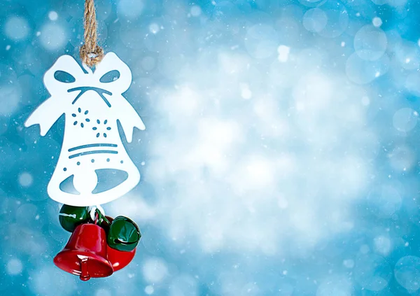 Vánoční zvon na rozmazaném pozadí. Vánoční přání. — Stock fotografie
