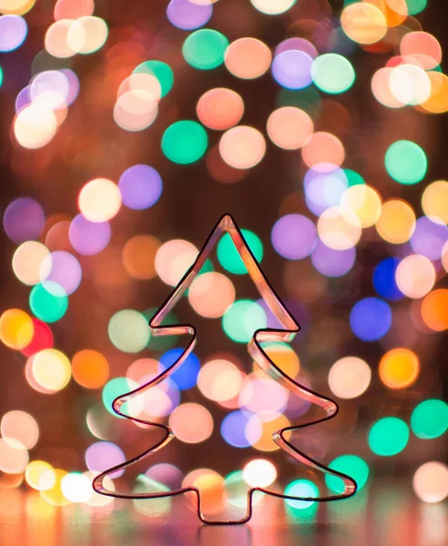 Brinquedo de árvore de Natal para decoração de casa no fundo das luzes de Natal. luzes de Natal defocus. — Fotografia de Stock