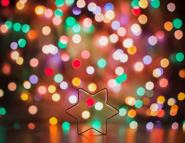 Estrela para decoração de casa no fundo das luzes de Natal. luzes de Natal defocus. — Fotografia de Stock