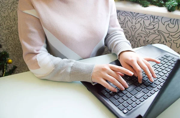 Yazan bir ofis kadınının elleri. Evden bilgisayar başında çalış. sosyal uzaklık.