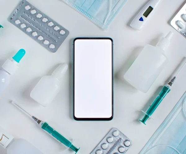 konsept online uyuşturucu alımı. Telefon ve zonklama bembeyaz üzerine yatıyordu.