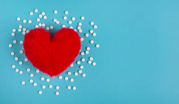 Concepto Enfermedad Cardíaca Corazón Rojo Tabletas Blancas Sobre Fondo Azul —  Fotos de Stock