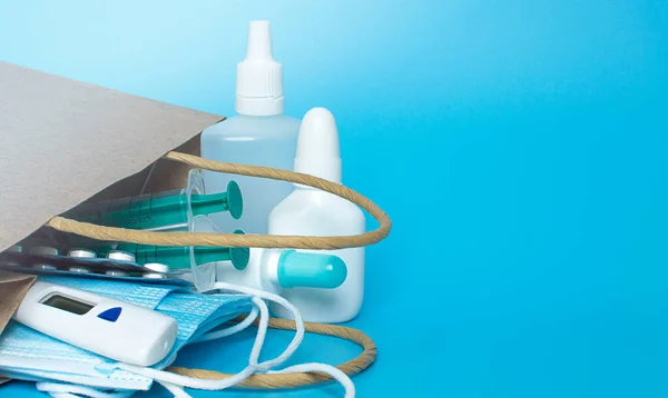 İçinde ilaç olan bir paket. Eczaneden uyuşturucu teslimatı.