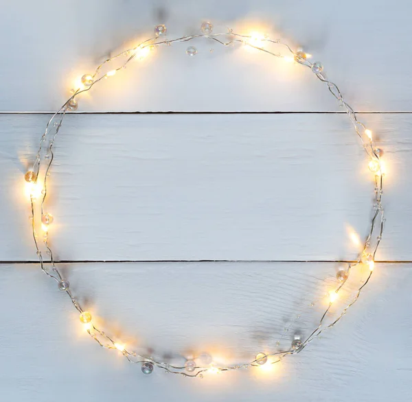 Vánoční světla věnce kruhový okraj s kopírovacím prostorem. — Stock fotografie