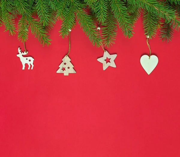 Vánoční Hranice Jedlovými Větvemi Dřevěnými Vánočními Stromky Červené — Stock fotografie