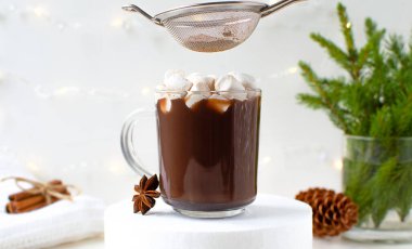 Noel kakaosu ya da sıcak çikolata pişirme süreci. Adım adım. Beşinci adımın dördüncüsü tarçını üzerine serp..