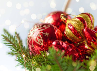 Sepette Noel süsleri, çam ağacı ve noel baloları olan kompozisyon