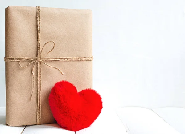 Amor Presente Caja Papel Artesanal Con Corazón Rojo Espacio Copia —  Fotos de Stock