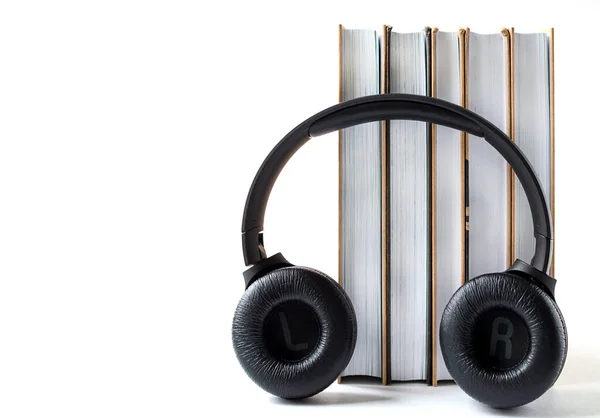 Навушники Книжки Білому Тлі Концепція Audiobook Простором Копіювання — стокове фото