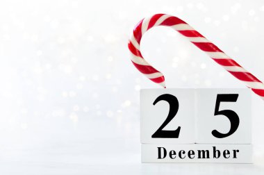 Kırmızı ve beyaz lolipoplu 25 Aralık takvim gösterisi