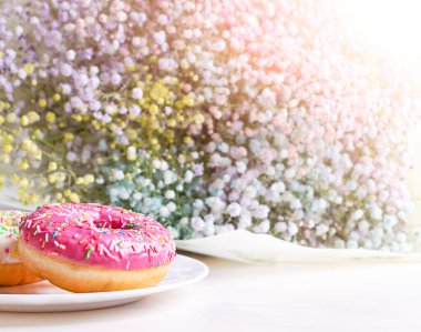 Donutlu Avrupa kahvaltısı ve renkli bir buket çigila.