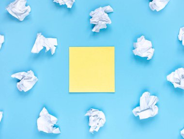 Parlak yaratıcılık kavramı kutudan çıktı, sarı etiket ve buruşuk kağıtlar.