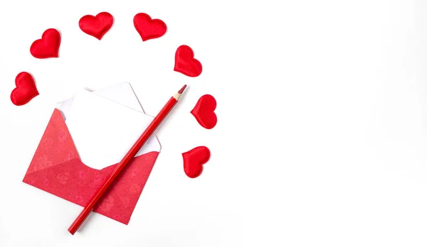 Sobre Rojo Lápiz Con Corazones Rojos Sobre Fondo Blanco Con —  Fotos de Stock