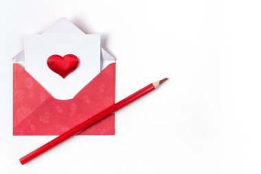 kırmızı zarf ve kalem beyaz arkaplanda kırmızı kalp ve kopyalama alanı.