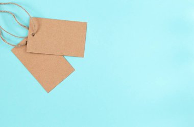 Boş eski kağıt kumaş etiketi ya da mavi arkaplanda etiketi.