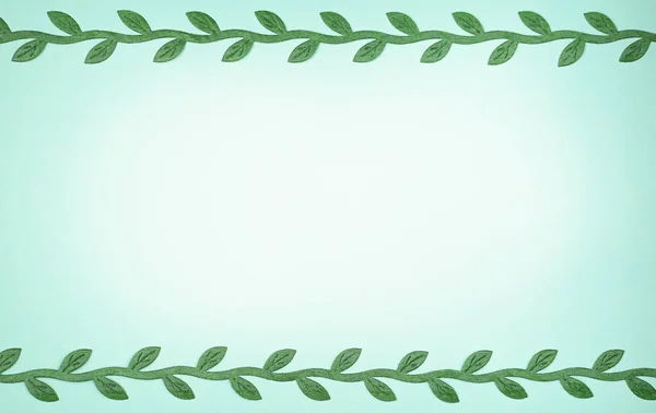 Fundo Azul Claro Com Lugar Para Texto Ramos Folhas Verdes — Fotografia de Stock