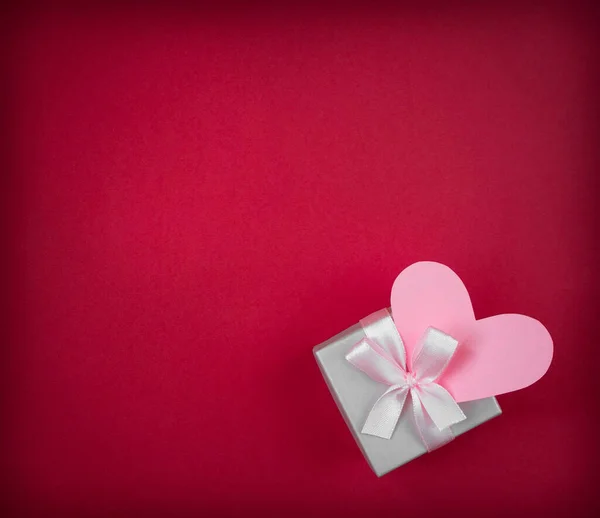 Regalo San Valentín Rosa Con Corazón Rosa Sobre Fondo Rojo —  Fotos de Stock