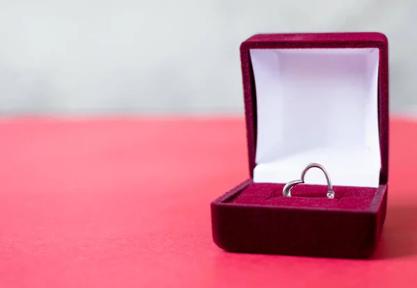 银戒指心在红盒中 圣瓦伦丁节求婚礼物 — 图库照片