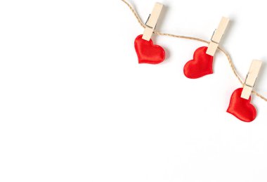 Üç kalp, kopyalama alanı olan ince bir ipe tutunur..