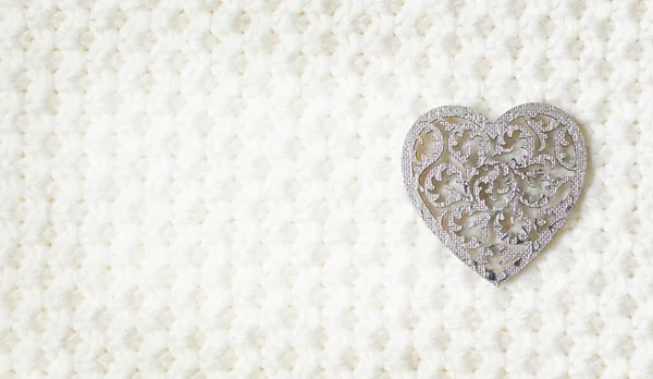 Holzherz-Symbol der Liebe auf weißem Pelzhintergrund, Valentinstag-Konzept — Stockfoto