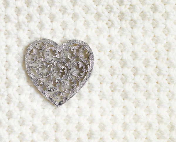 Holzherz-Symbol der Liebe auf weißem Pelzhintergrund, Valentinstag-Konzept — Stockfoto