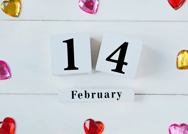 Dia dos Namorados fundo com corações e bloco de madeira calendário fevereiro 14 — Fotografia de Stock
