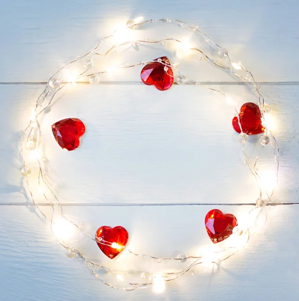Valentinstag Hintergrund mit roten Herzen und Kreis von gelben Girlanden mit Kopierraum — Stockfoto